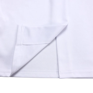 Vue macro des coutures fines et de la texture du tissu blanc de haute qualité sur la robe