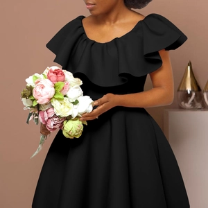 Détail de l'encolure à volants élégante sur une robe de soirée noire trapèze chic