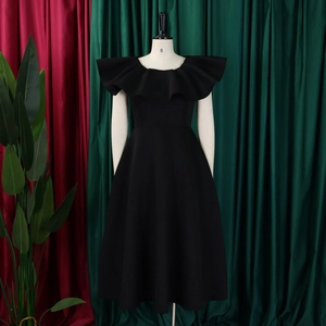 Gros plan sur une élégante robe de soirée noire sans manches avec grand col à volants