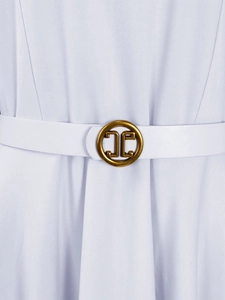 Détail d'une robe africaine à taille haute avec boucle de ceinture en métal doré