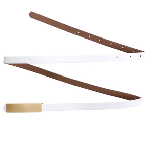 Détail d'une ceinture en cuir blanc avec doublure marron et boucle dorée rectangulaire