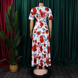 Vue arrière d'une robe longue blanche à fleurs rouges avec une jupe évasée en A