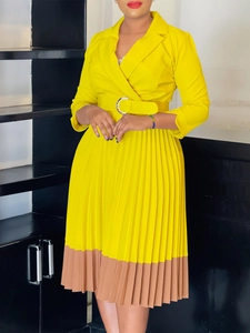 Robe jaune élégante avec col à revers, jupe plissée et ourlet contrasté pour le bureau