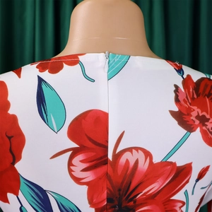 Détail de la fermeture éclair invisible sur robe blanche à imprimé floral rouge