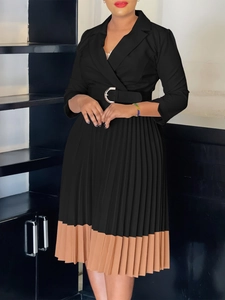 Robe plissée élégante avec col à revers et ceinture en noir et kaki contrasté