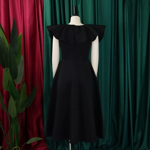 Vue arrière d'une robe noire de style Hepburn avec col à volants et jupe ligne A