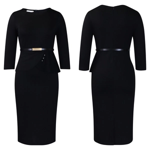 Détail d'une robe noire cintrée avec volant asymétrique et ornements en perles
