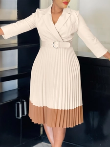 Robe plissée élégante OL avec col tailleur et ceinture en crème et caramel chic