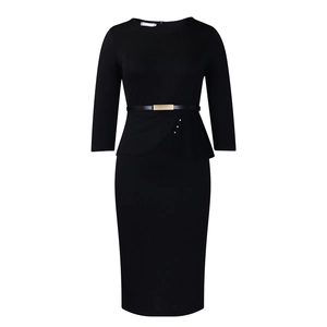 Détail de la robe noire ajustée élégante avec plis à la taille et strass brillants