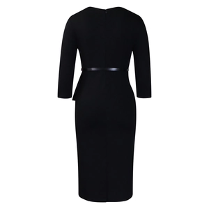 Détail du dos d'une robe noire cintrée avec ceinture fine et fermeture éclair invisible