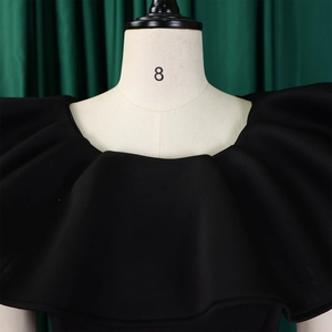 Gros plan sur les volants élégants à double couche d'une robe de soirée noire