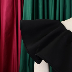 Détail de la manche à volants élégante sur robe de soirée noire en maille de qualité