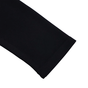 Détail du poignet noir à manches longues avec couture double et texture en maille fine