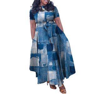 Détail de la taille ceinturée et imprimé denim patchwork sur la robe à ourlet irrégulier