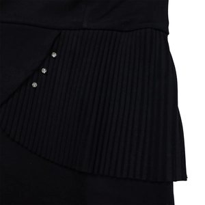 Vue détaillée d'une robe noire avec un design plissé et des accents de strass brillants