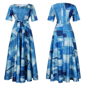 Vue avant et arrière de la robe longue à imprimé denim avec ceinture à la taille
