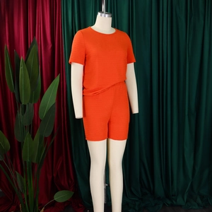 Gros plan sur la texture côtelée orange de l'ensemble deux pièces t-shirt et short