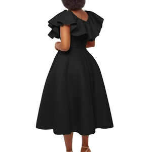 Robe noire élégante à volants vue de dos avec grande jupe trapèze et dos en V