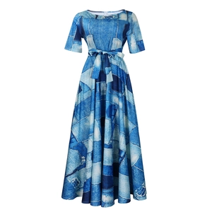 Détail de l'imprimé géométrique bleu sur la robe d'été avec ceinture et ourlet en A