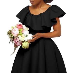Détails de robe noire élégante à volants avec des manches à volants et une taille ajustée