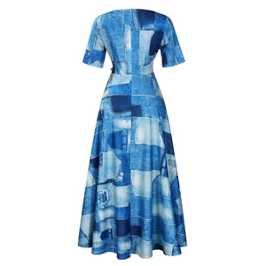 Vue arrière d'une robe midi à manches courtes avec imprimé patchwork denim bleu et zip