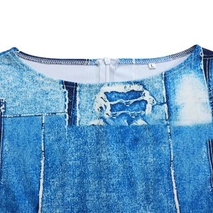 Gros plan du col rond avec imprimé denim numérique et fermeture éclair invisible au dos