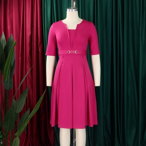 Détail de robe midi plissée rose rouge avec col en V et ceinture à boucle mors dorée