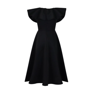 Détail de robe noire avec grand décolleté à volants et jupe plissée en coupe trapèze