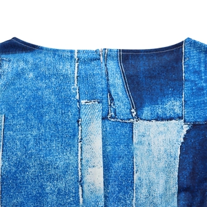 Détail du col rond avec fermeture éclair invisible sur une robe imprimée bleue