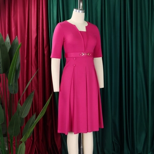 Détail de la robe midi rose fuchsia avec boucle mors dorée et jupe plissée élégante
