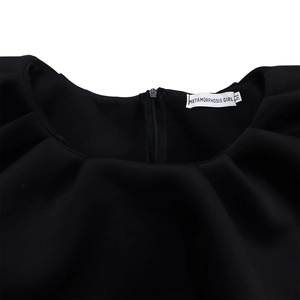 Détail de la robe de soirée noire montrant la fermeture éclair invisible et l'étiquette