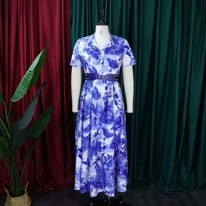 Détail d'une robe longue à imprimé floral bleu et blanc avec ceinture et col à revers