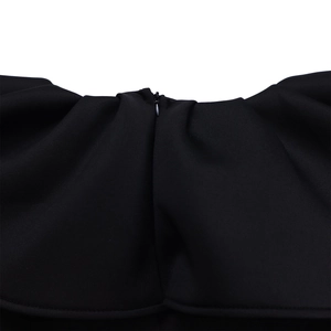 Vue macro de la fermeture éclair invisible sur l'élégante robe de soirée noire à volants