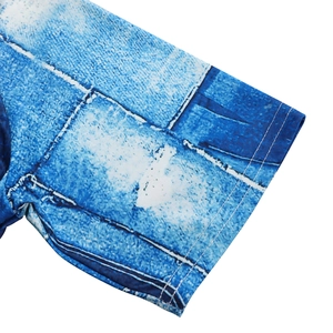 Détail des manches courtes avec imprimé denim vintage et ourlet à double couture sur robe