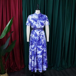 Détail de robe midi à fleurs avec col officier, boutons frontaux et ceinture violette