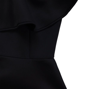 Vue détaillée de l'élégante épaule à volants noirs et de la texture du tissu de la robe