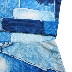 Détail de la couture à la taille et texture imprimée patchwork en denim sur une robe