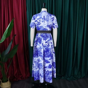 Détail du dos d'une robe mi-longue à imprimé floral bleu et blanc avec ceinture noire