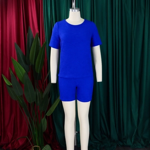 Détail de l'ensemble bleu en maille gaufrée avec t-shirt et short ajusté