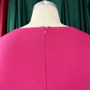 Détail de la robe rose avec encolure droite et fermeture éclair invisible dans le dos