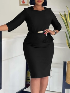 Robe noire moulante avec manches trois-quarts et détails volantés à la taille pour femmes