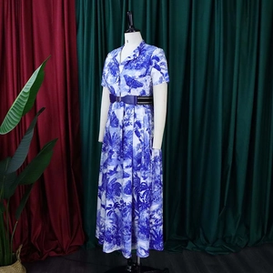 Détail d'une robe fleurie à manches courtes avec col à revers et ceinture violette fine