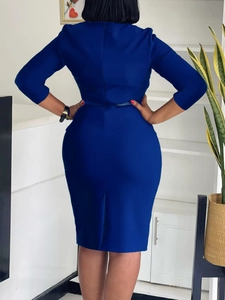 Robe fourreau bleu roi ajustée avec manches trois-quarts et fente à l'arrière