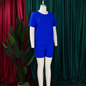 Détail du tissu gaufré texturé sur cet ensemble d'été décontracté bleu pour femmes
