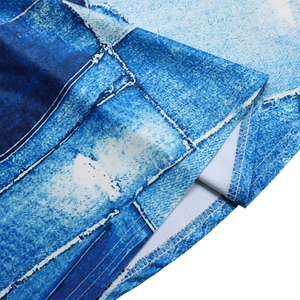 Gros plan sur la couture overlock et la texture du tissu imprimé denim sur l'ourlet