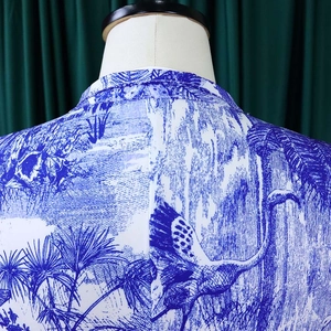 Détail de l'imprimé Toile de Jouy bleu sur le décolleté avec motif de grue exotique