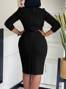 Robe de travail noire ajustée mi-longue élégante avec manches 3/4 et fente au dos