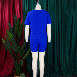 Vue arrière d'un ensemble décontracté bleu cobalt avec une texture plissée unique