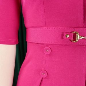 Détail de robe rose fuchsia avec ceinture à mors doré et boutons recouverts