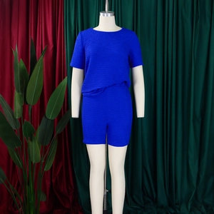 Détail de l'ensemble deux pièces bleu vif avec tissu texturé ondulé et maille élastique